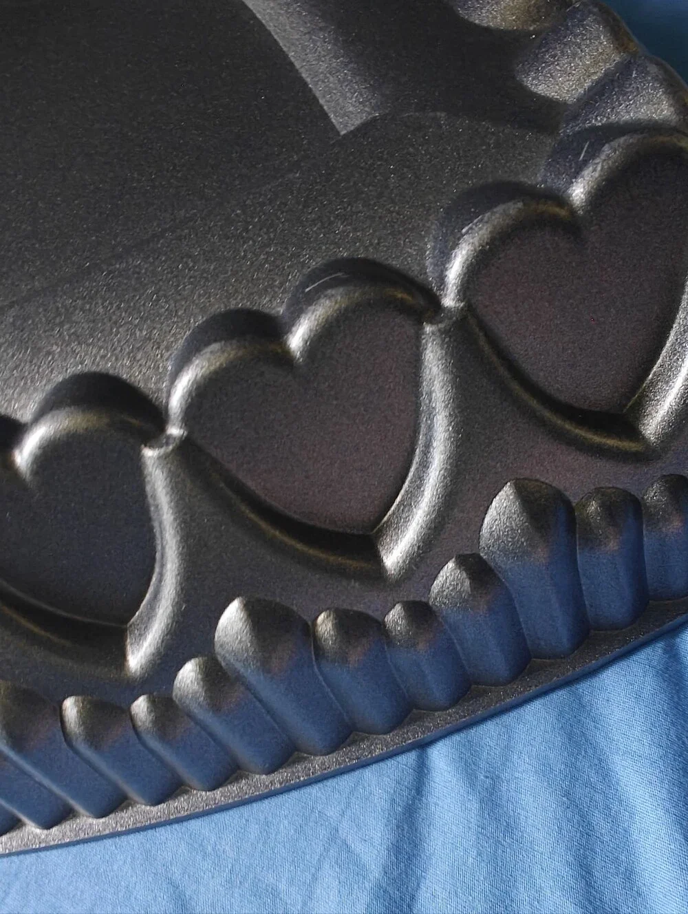 Wilton Crown of Hearts cake pan Cast Aluminum Rare